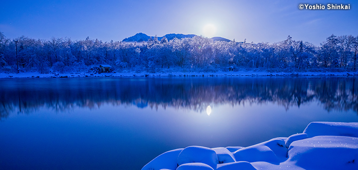 11・12月　月光と雪の野辺山高原（長野県）